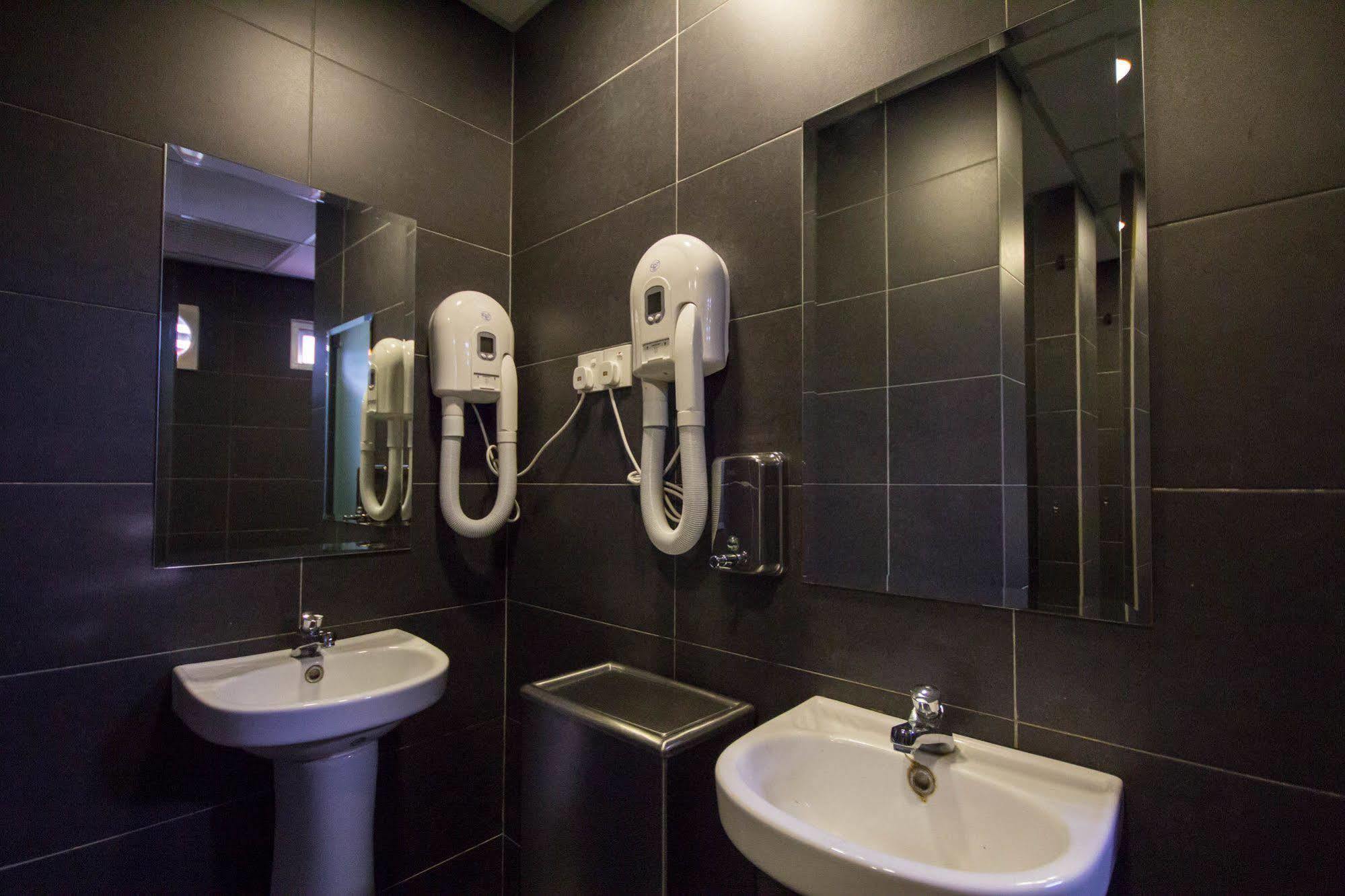 M Qube Hotel Sungai Dua Bukit Esterno foto